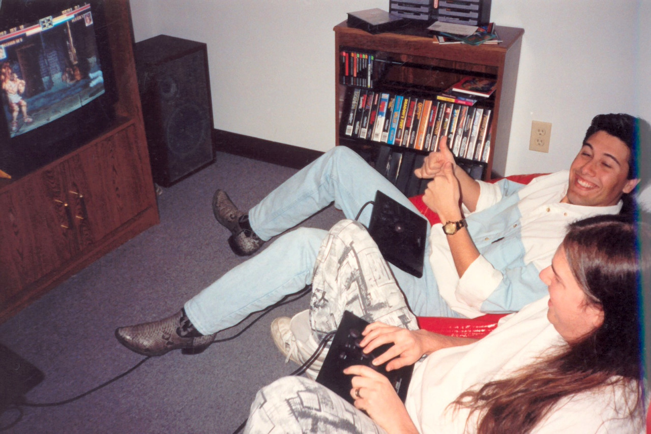 Romero és Shawn Green éppen az&nbsp;Art of Fighting 3-mal játszanak NeoGeo-on - fotó: John Romero